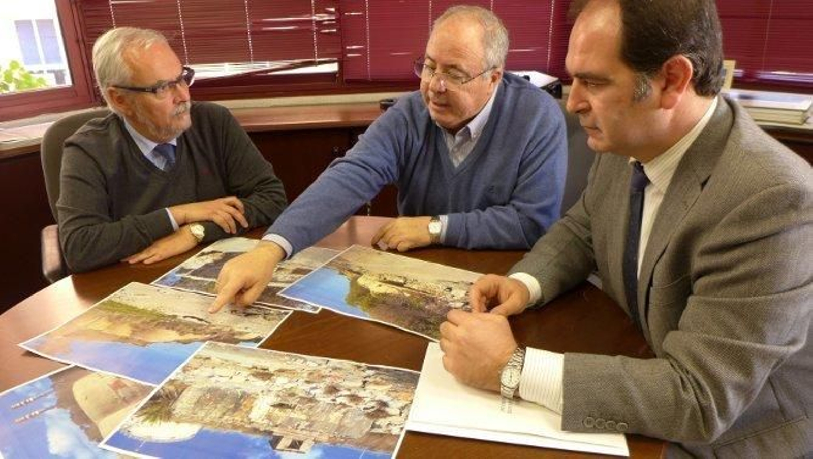 De izda a dcha, Eduardo Villalba (APBA), César Sánchez de Alcázar (Grupo de Trabajo sobre Fortificaciones) y Juan Antonio Patrón (APBA)