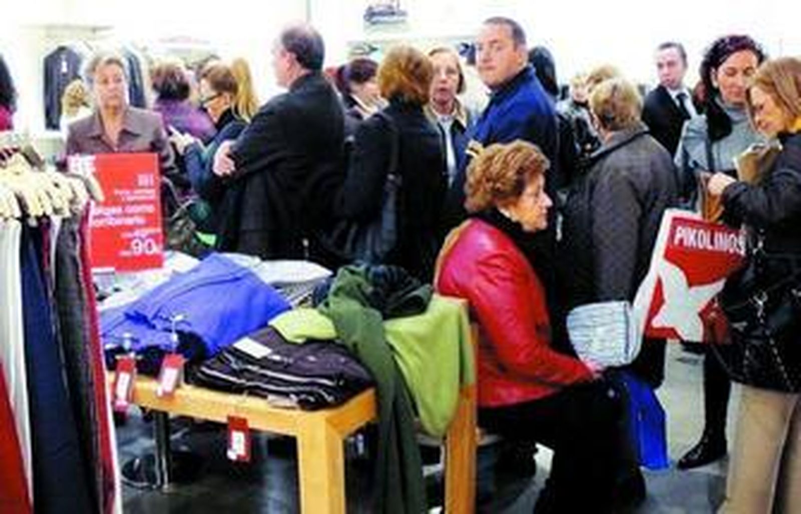 Colas de 40 minutos para llegar hasta la caja y pagar, incluso se sientan para hacer más amena la espera.