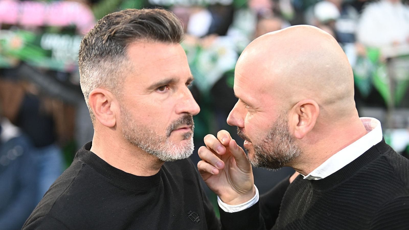 José Alberto López, entrenador del Racing de Santander, habla con Iván Ania antes del partido en El Sardinero.