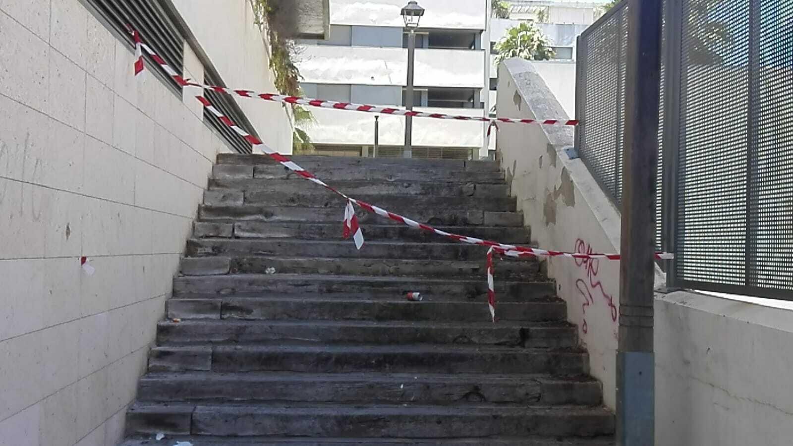 Las escaleras se encuentran precintadas y fuera de servicio.
