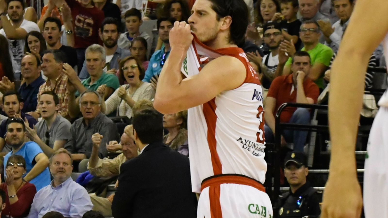 El alero nazarí besa el escudo del club