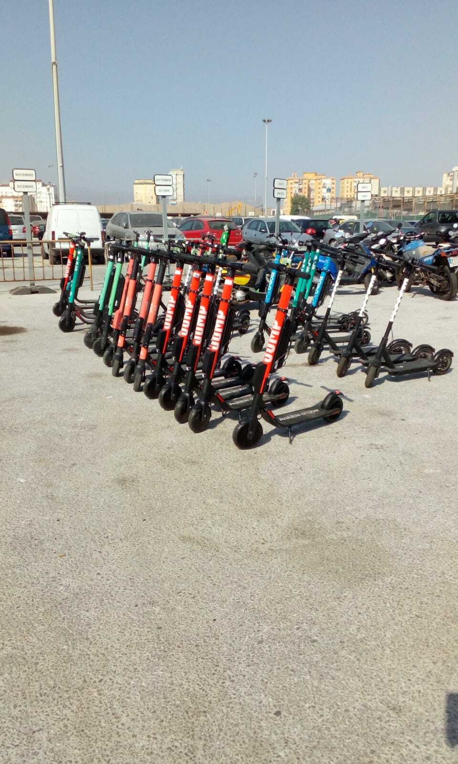 Patinetes, en el depósito de la grúa municipal tras ser retirados.