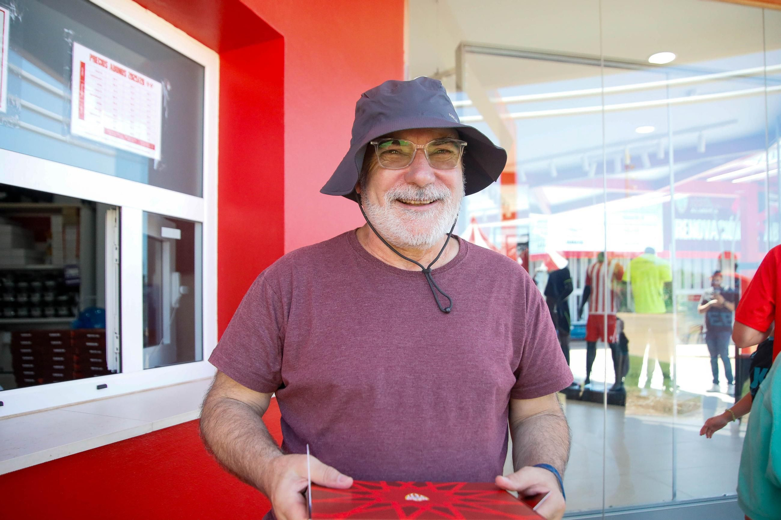 Las imágenes de la campaña de abonos de la UDA y apertura de la tienda del club