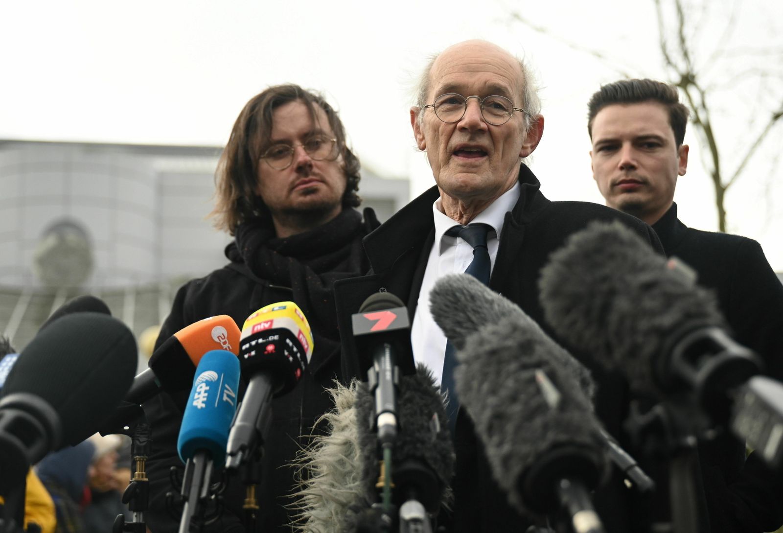 El padre del fundador de WikiLeaks, John Shipton, se dirige a la prensa frente al tribunal.