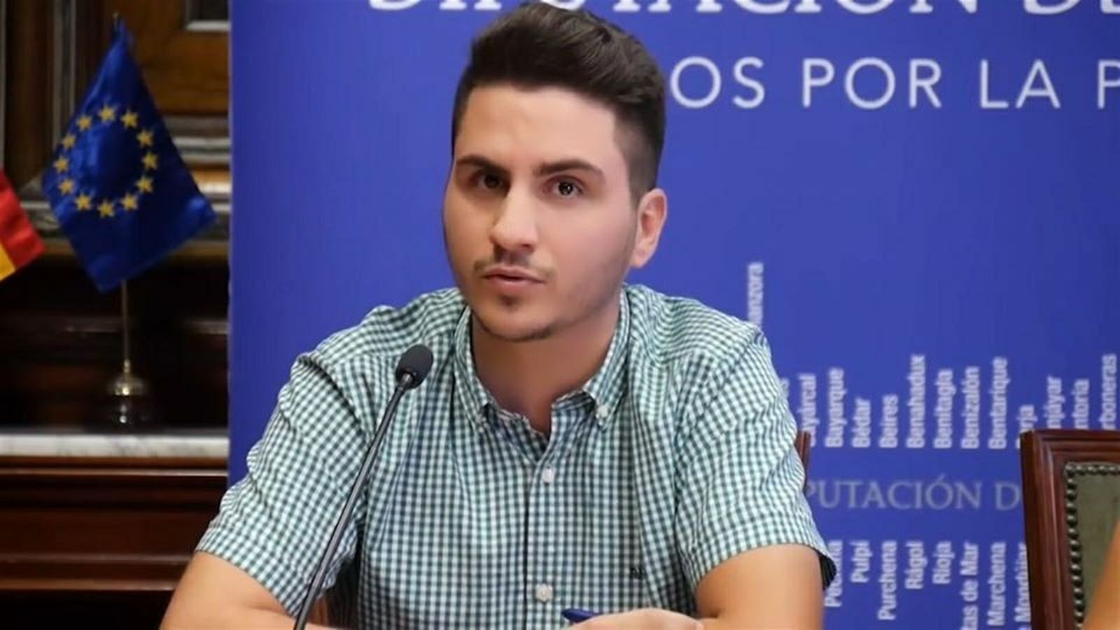 La AECC galardona el compromiso del concejal de Deportes Sergio Vicente