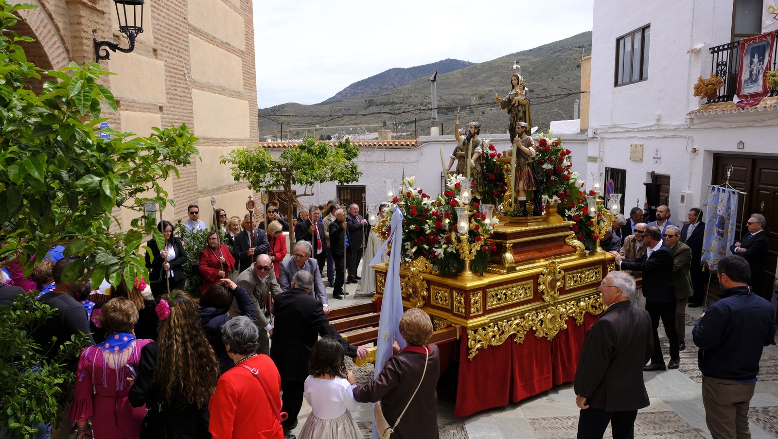 La marcha procesional, en el momento de regresar al templo abulense.