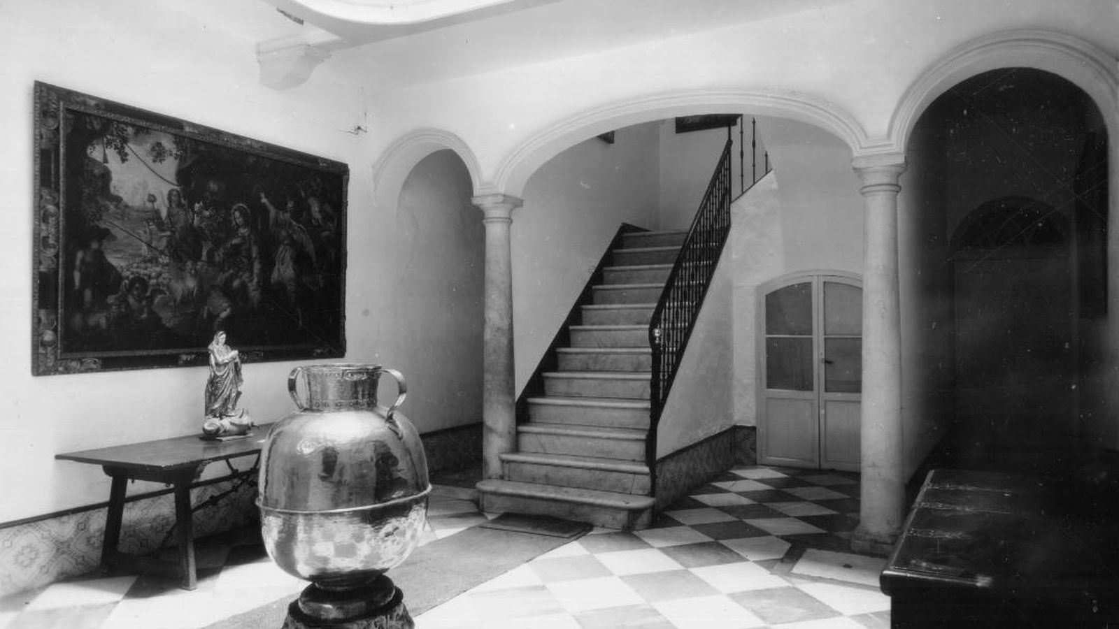 Patio de la casa. Una talla del siglo XVIII de la Escuela hispano-filipina se apoyaba sobre una mesa de San Antonio.