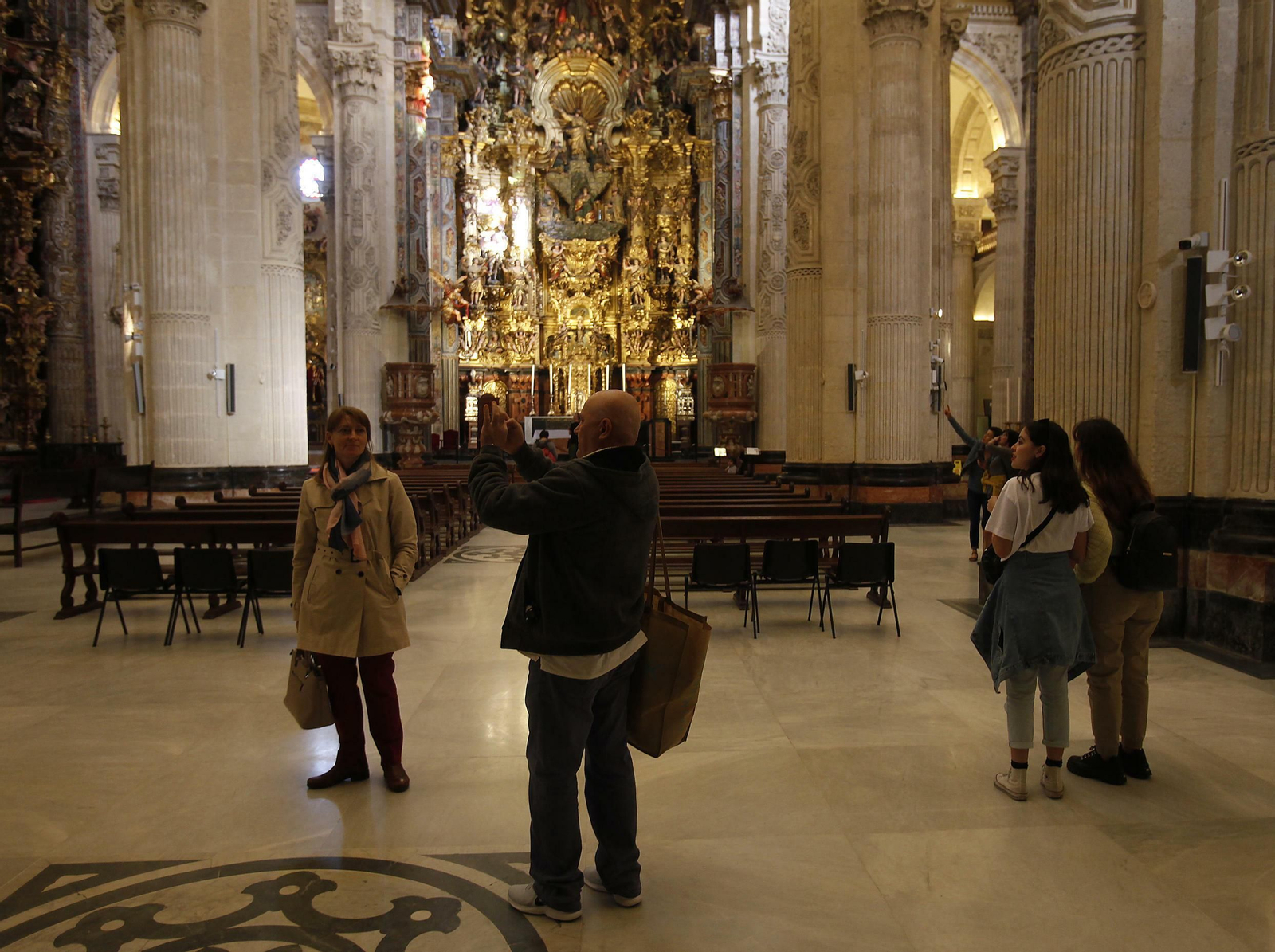 Un grupo de turistas en la iglesia del Salvador.