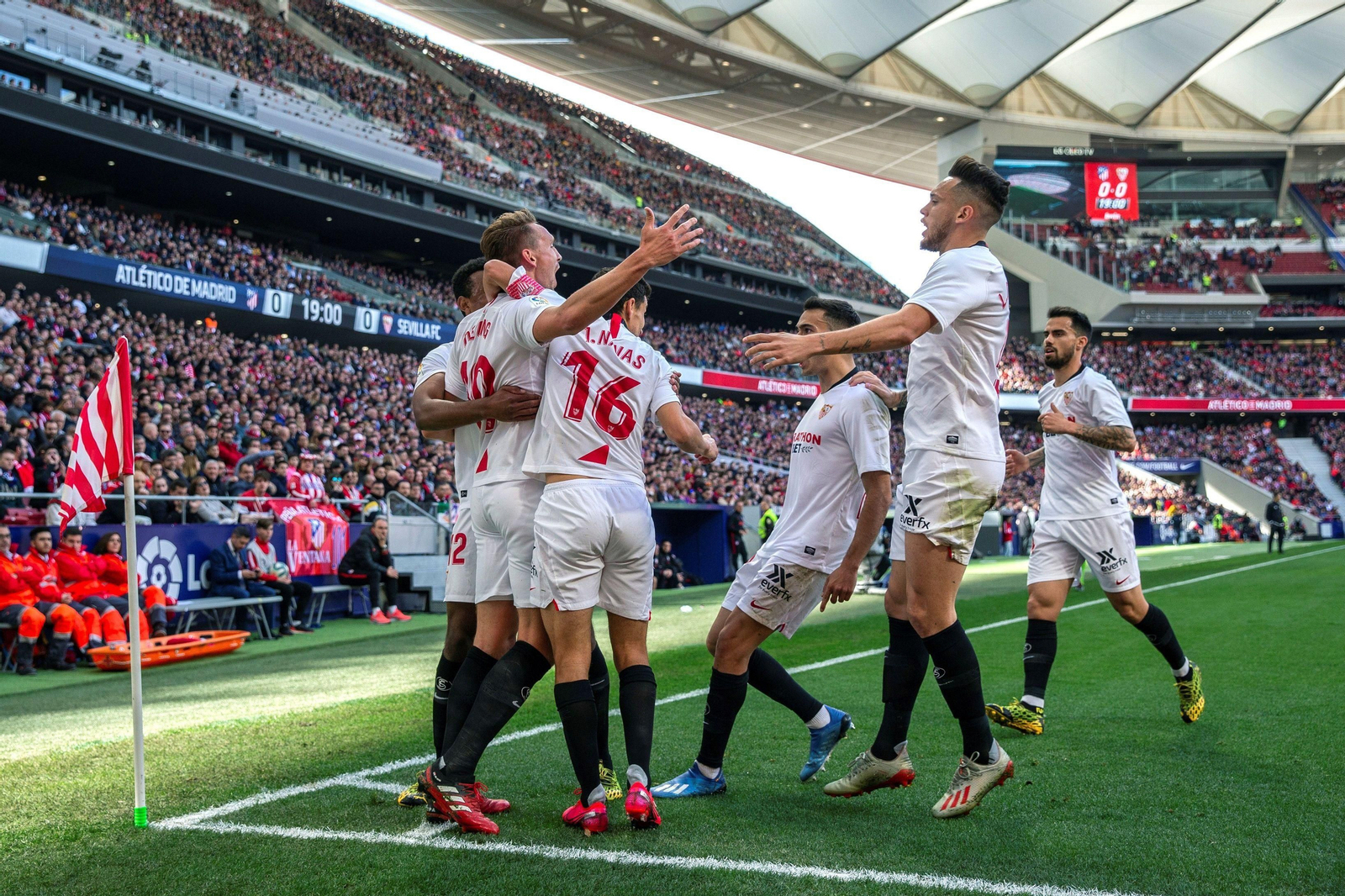 Los jugadores del Sevilla celebran el 0-1 de De Jong en el último partido de Liga ante el Atlético.