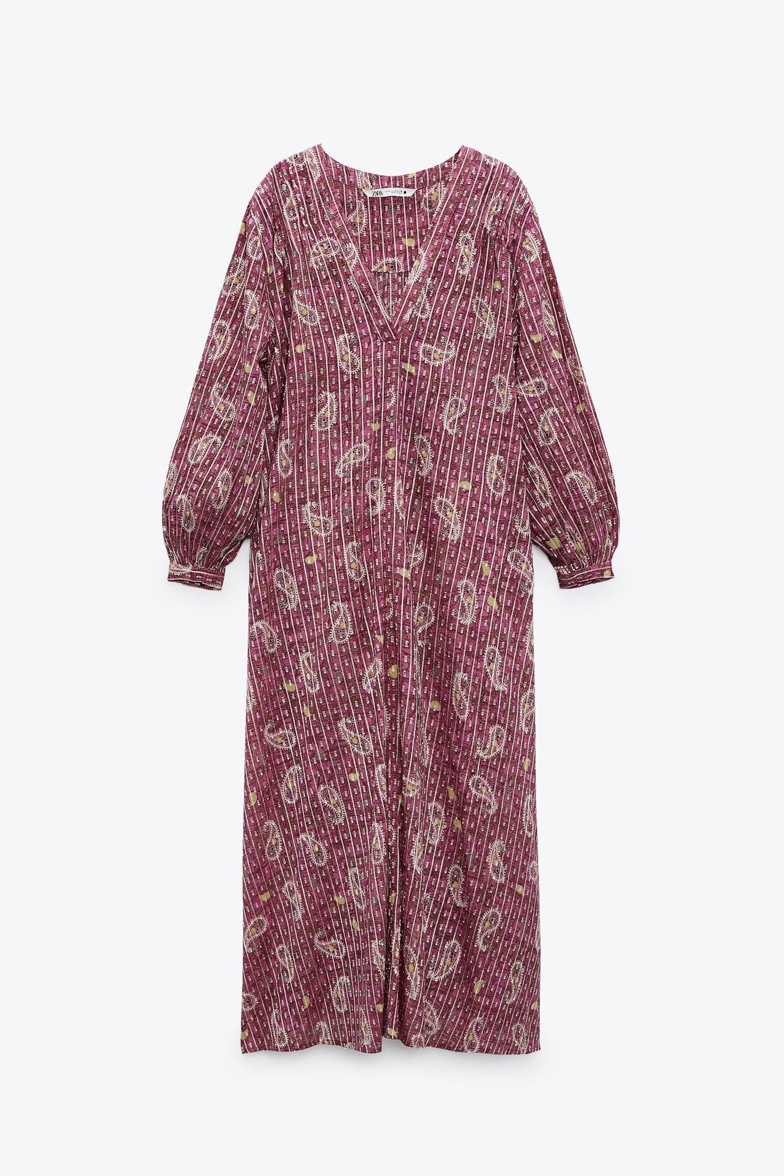 Vestido tipo túnica con estampado paisley de Zara.