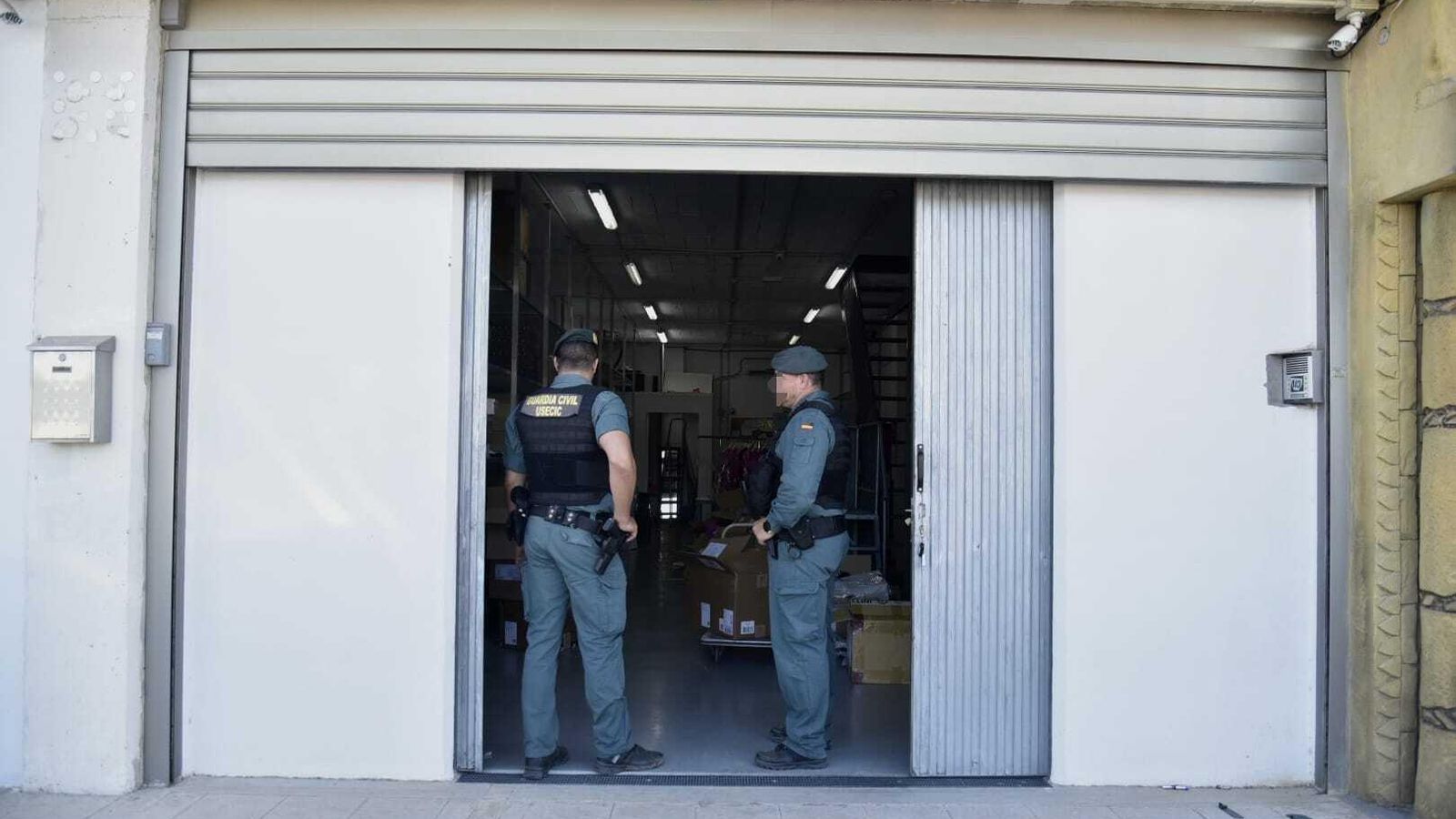 Dos guardias civiles, en uno de los registros en Algeciras.