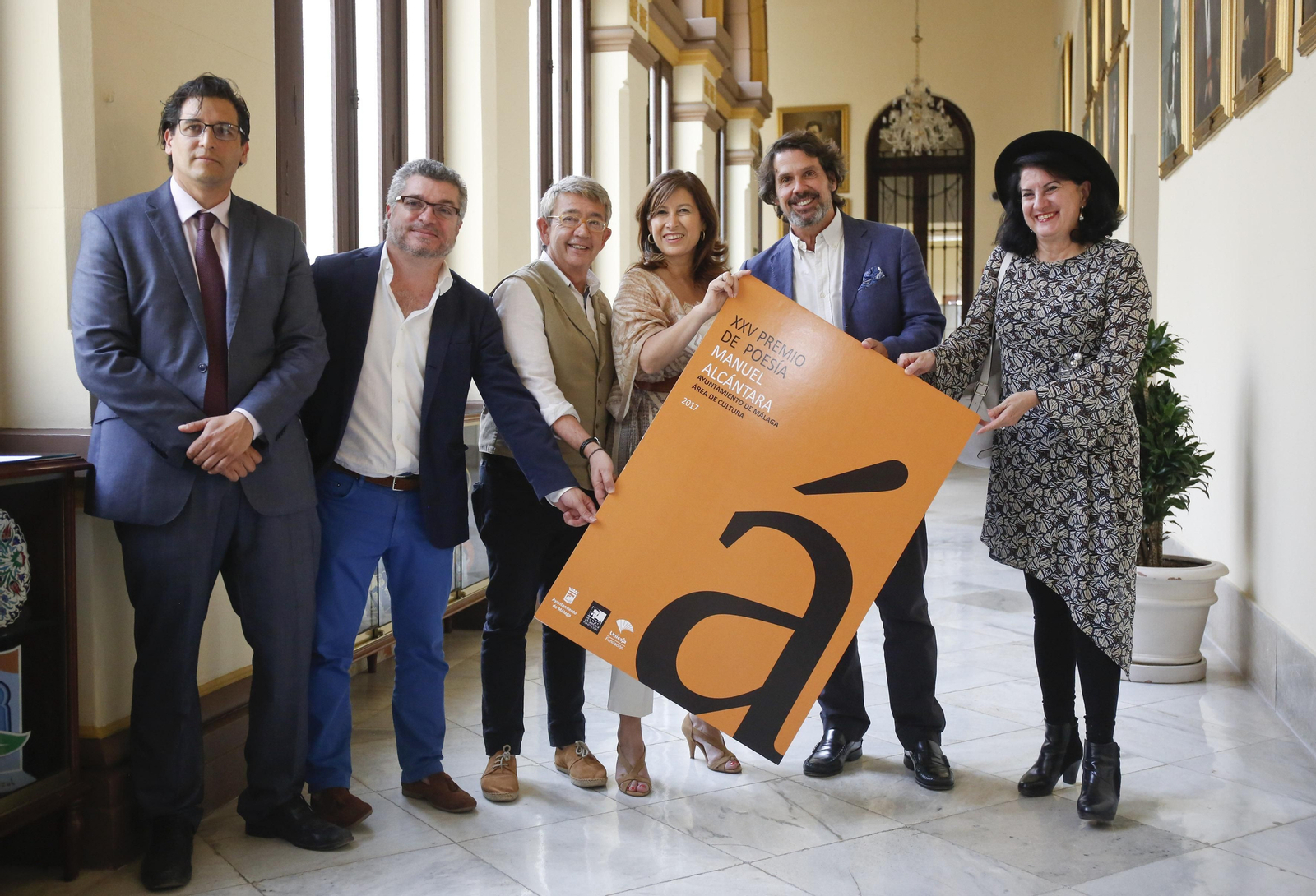 Miembros del jurado, de la Fundación Unicaja y el director de la Fundación Manuel Alcántara, ayer, tras el fallo del galardón poético.