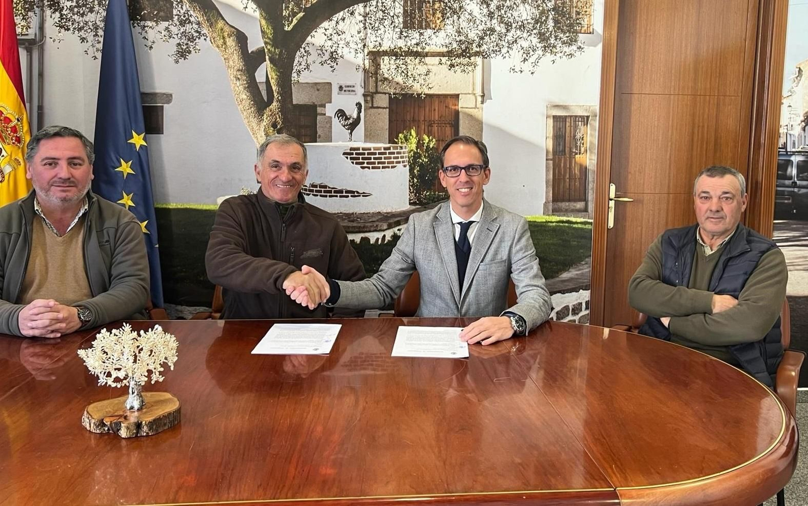 Firma del acuerdo entre el Ayuntamiento de Pozoblanco con el Club Deportivo de Cazadores el convenio de cesión de usos de la Dehesa Boyal.