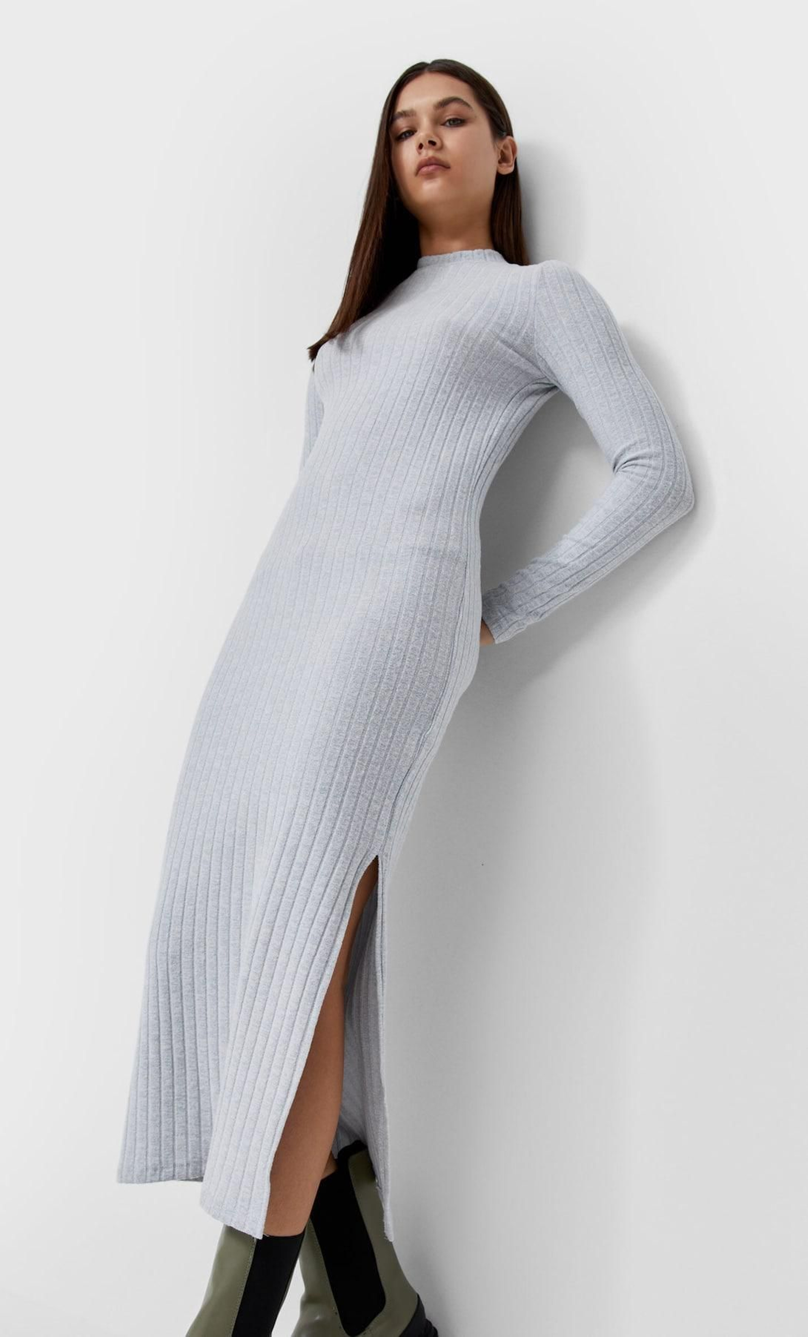 Vestido de punto de Stradivarius en gris.