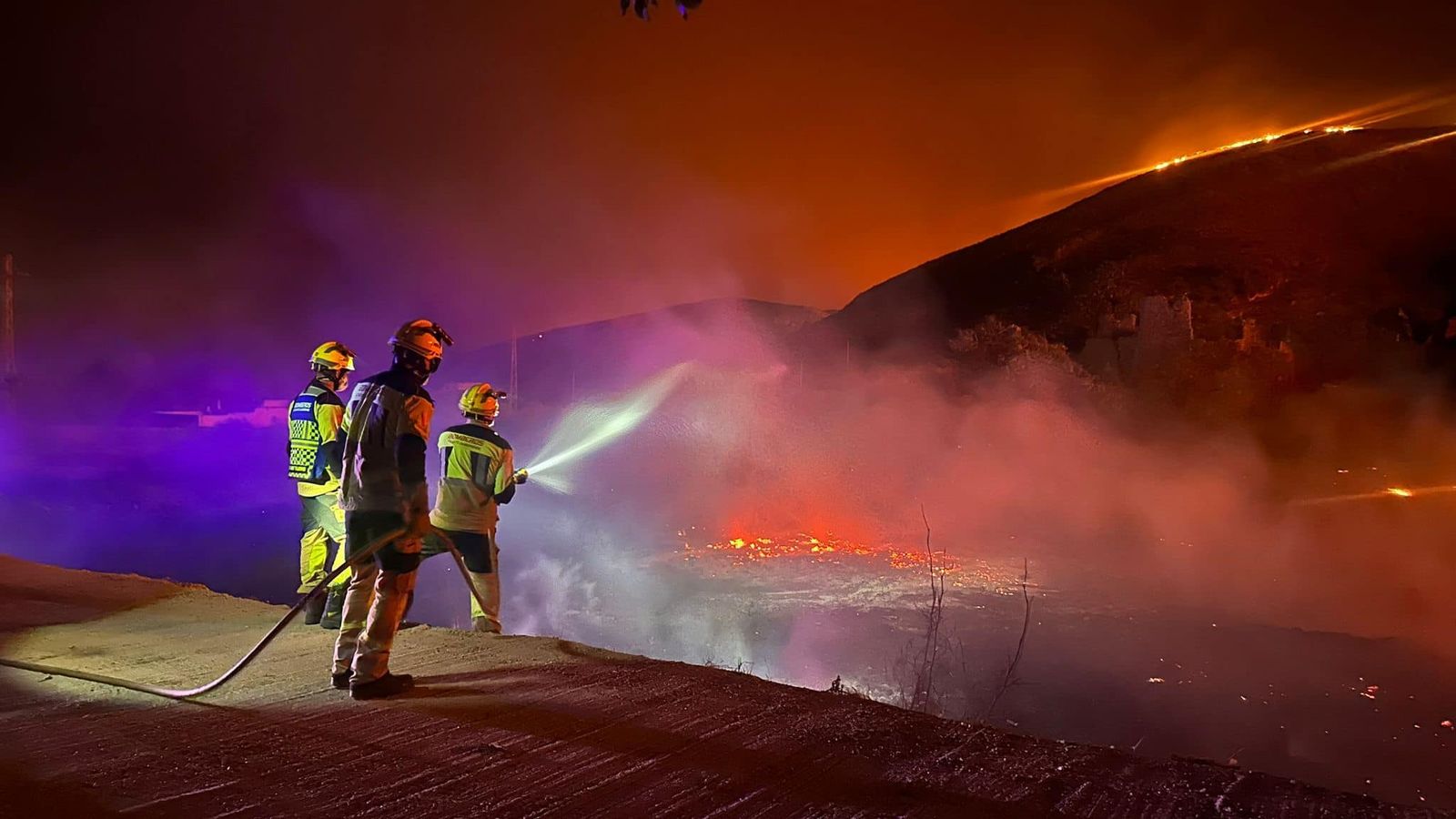 Bomberos en la extinción del incendio.