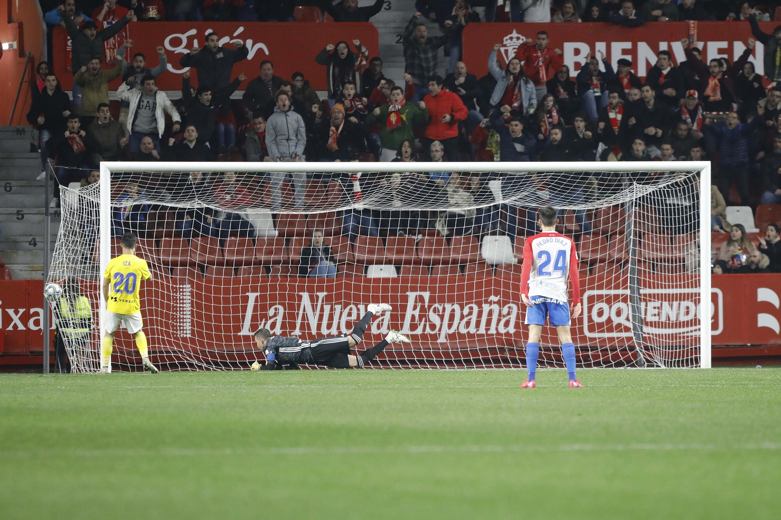 El balón entra en la portería del Cádiz en el gol que marcó el Sporting.