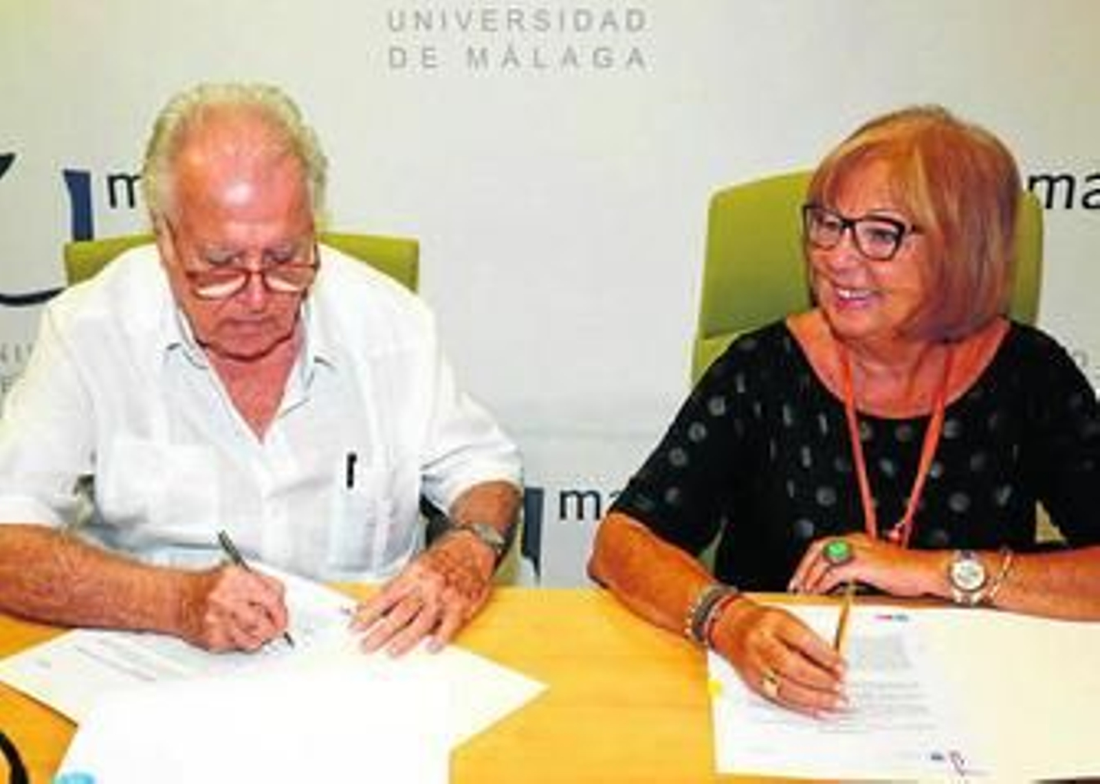 El pintor Eugenio Chicano y la rectora Adelaida de la Calle, ayer, en la firma de la donación del archivo.