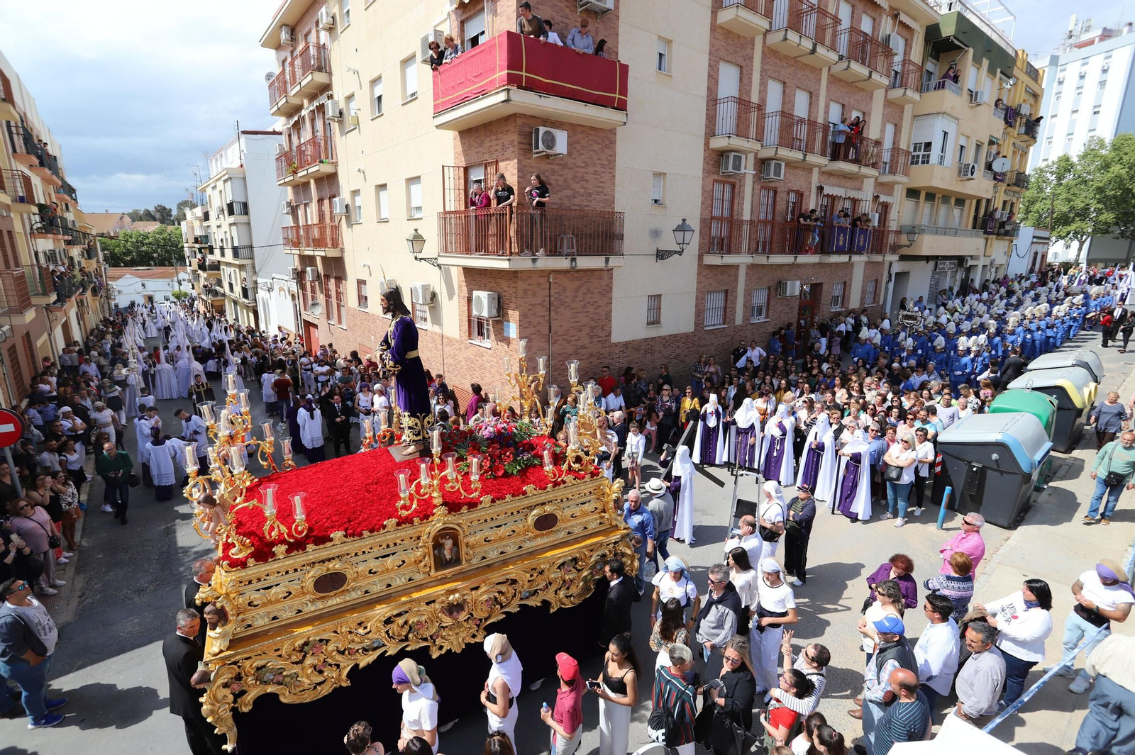 Imágenes del recorrido de la Hermandad del Cristo Cautivo de Huelva