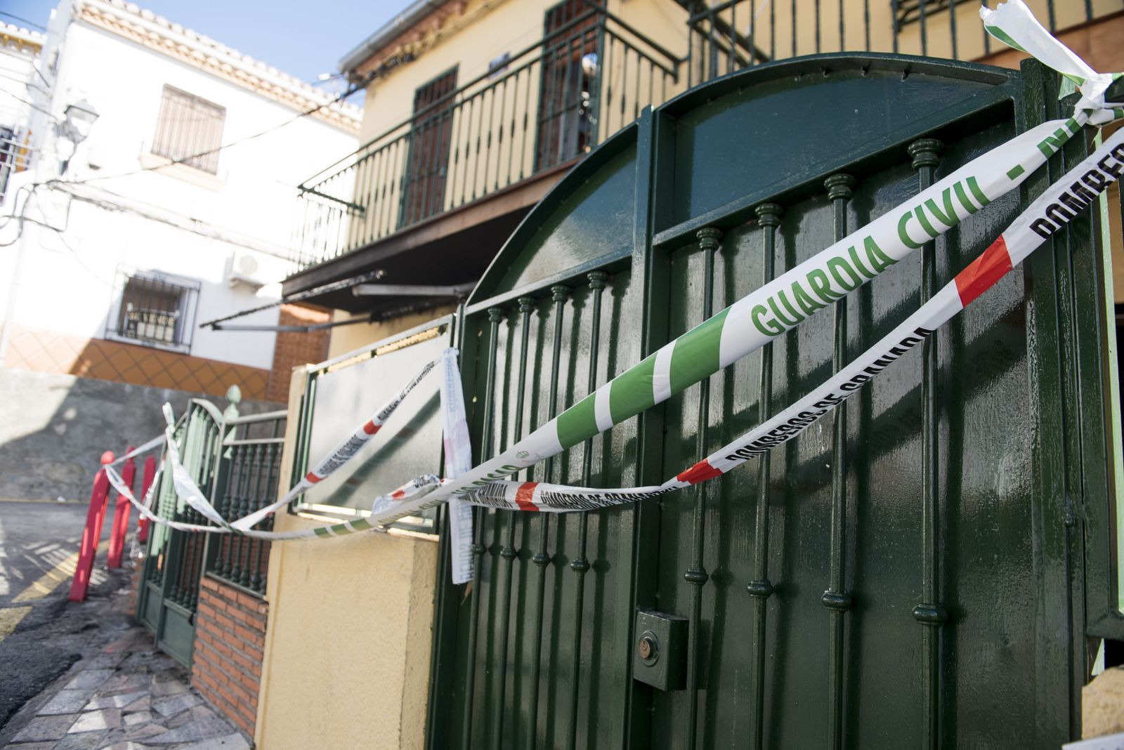 Imágenes de un fin de semana de tiros, muerte e incendios en Pinos Puente (Granada)