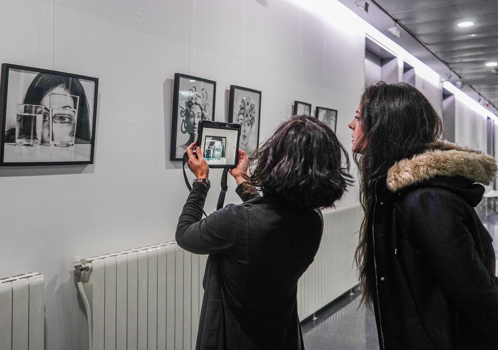 Unas espectadoras observan la obra de Zaida Vázquez.