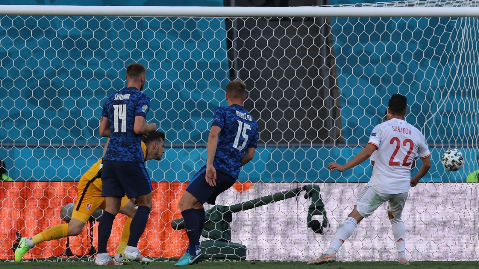Sarabia mira el balón después de su golpeo para convertir el cero a tres.