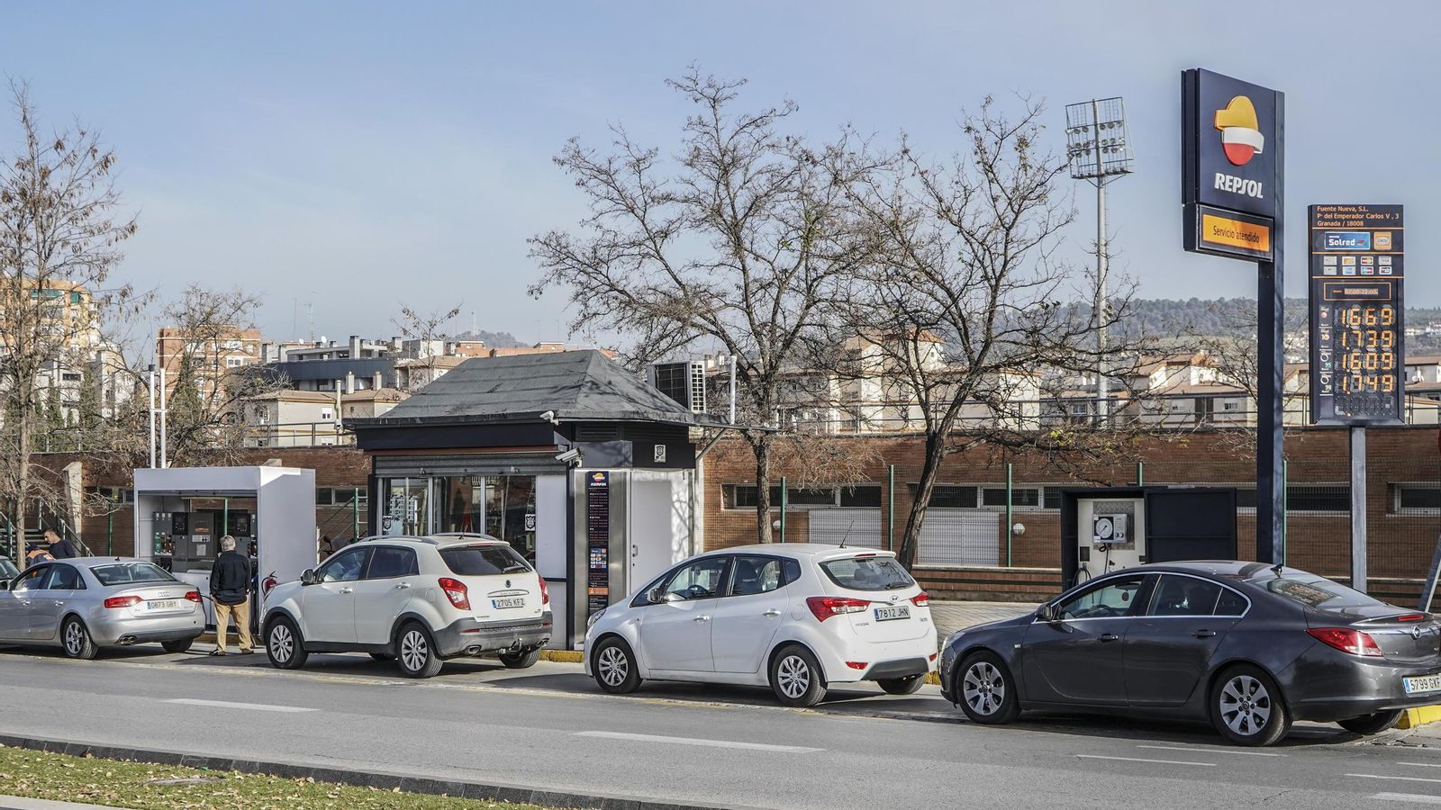 Más coches en una estación de servicio. Más coches en una estación de servicio.