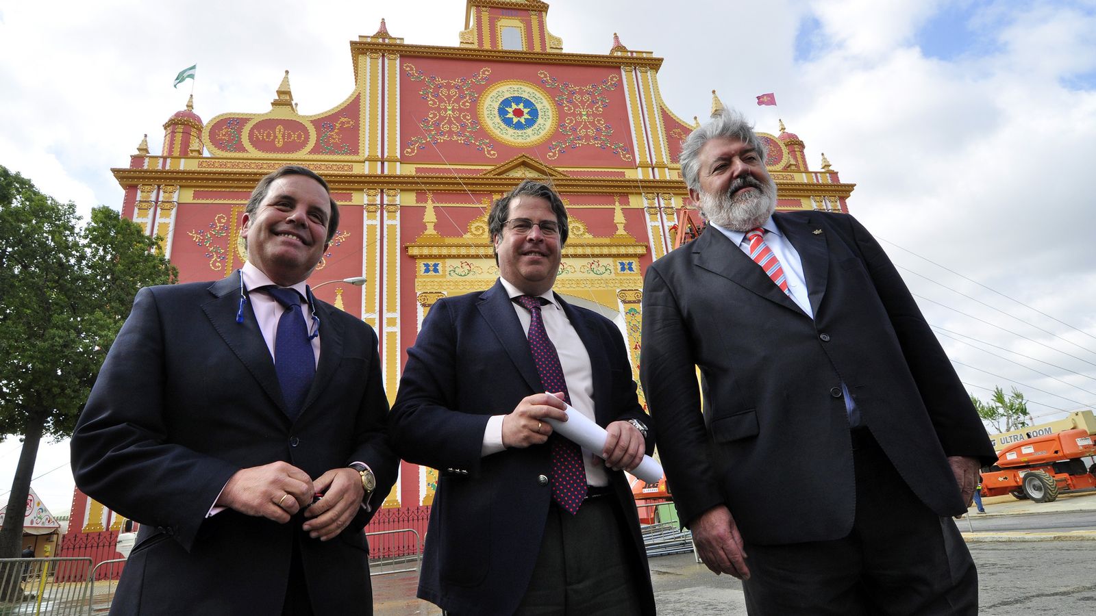 Gregorio Serrano, ante la Portada de una edición de la Feria de Abril.