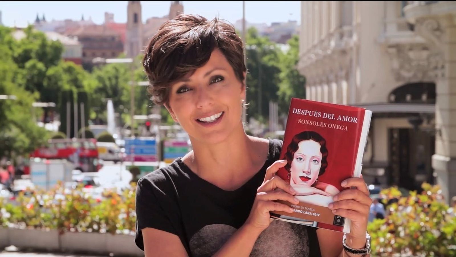 La escritora Sonsoles Ónega (Madrid, 1977) posa en una imagen promocional para 'Después del amor'.