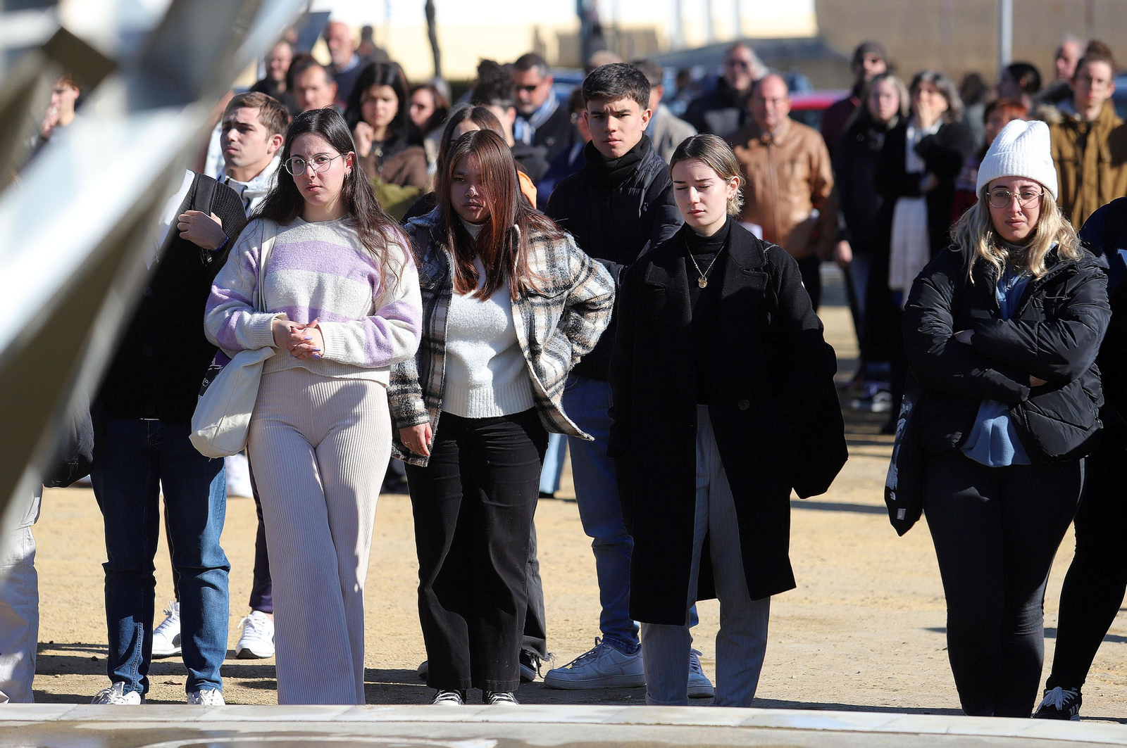Imágenes del minuto de silencio guardado en la Universidad de Huelva en memoria de los estudiantes fallecidos en el incendio