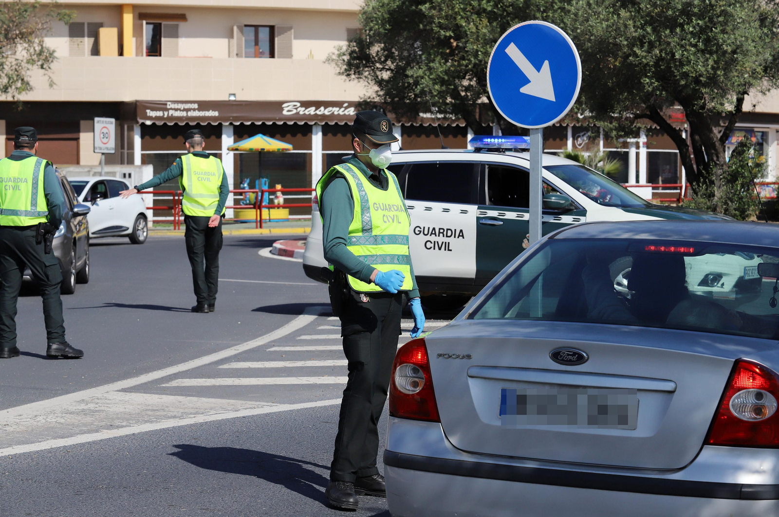 Imágenes de la Guardia Civil haciendo controles en Corrales para hacer cumplir el confinamiento