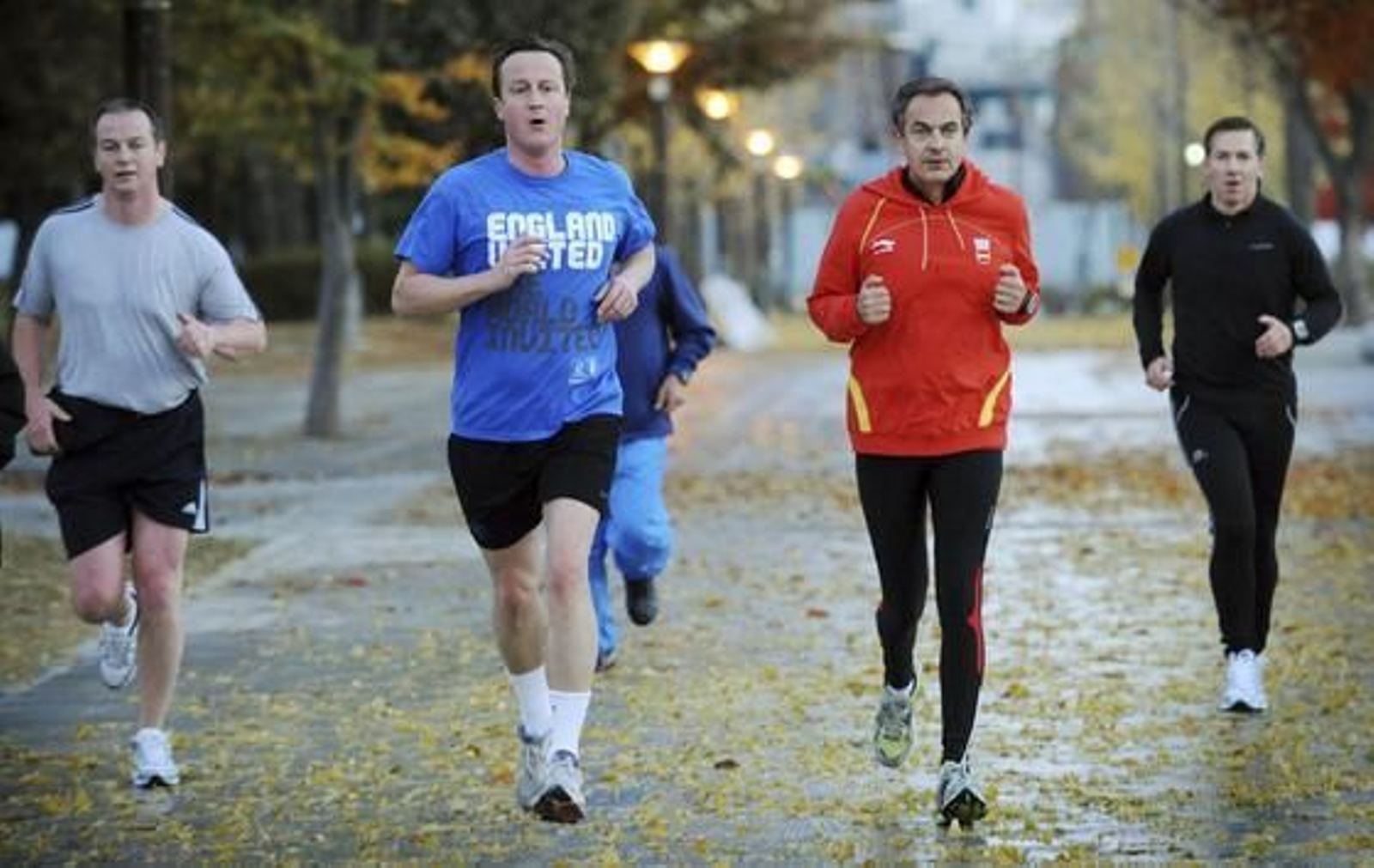 12 de noviembre de 2010: Zapatero corre junto a David Cameron, primer ministro de Reino Unido.

Foto: EFE