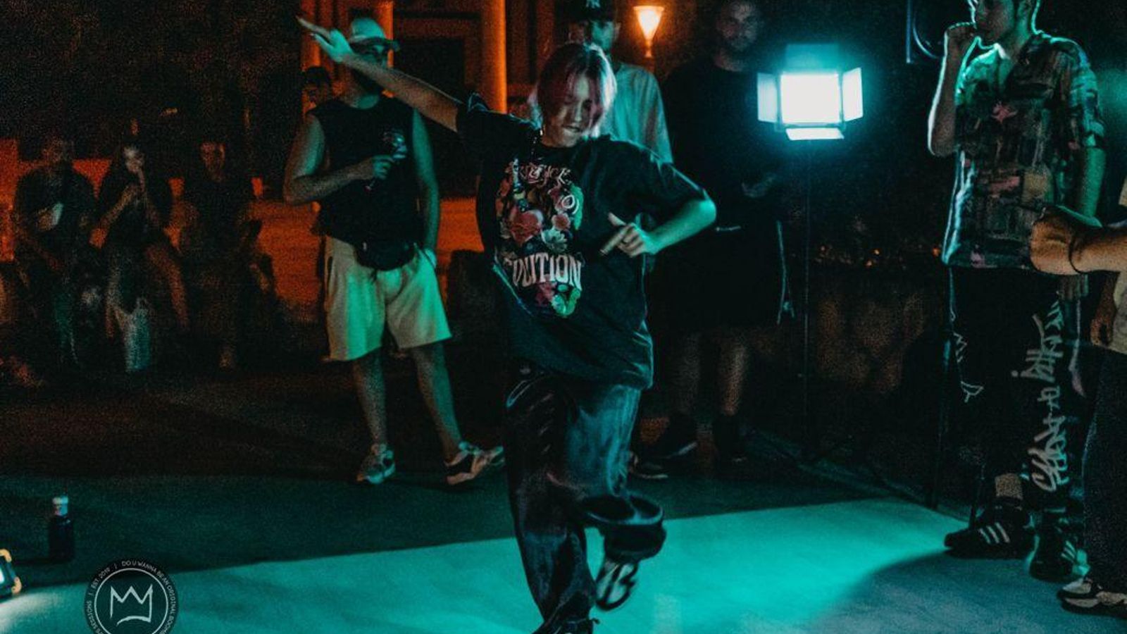 Cbolancé baila sobre el escenario montado en la plaza del Zoco.