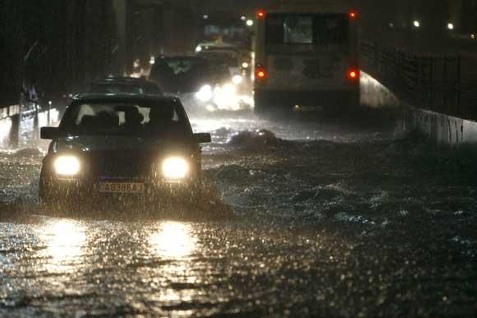 Una tormenta inunda el casco histórico. La parte más afectada fue la Plaza de San Juan de Dios y Canalejas

Foto: Julio Gonzalez/Lourdes de Vicende/Joaquin Pino/Jose Braza