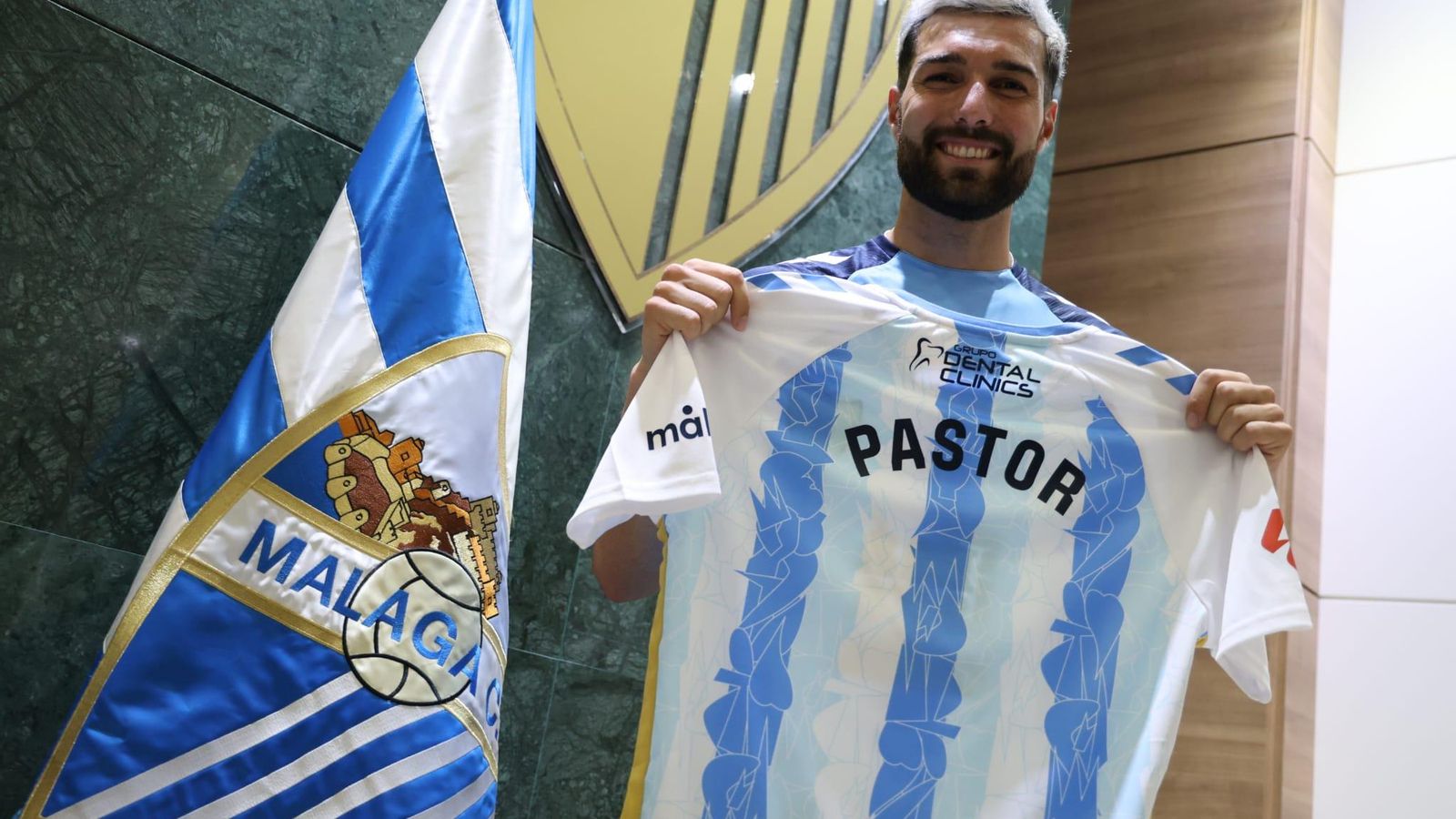 Álex Pastor posa con la camiseta del Málaga CF.