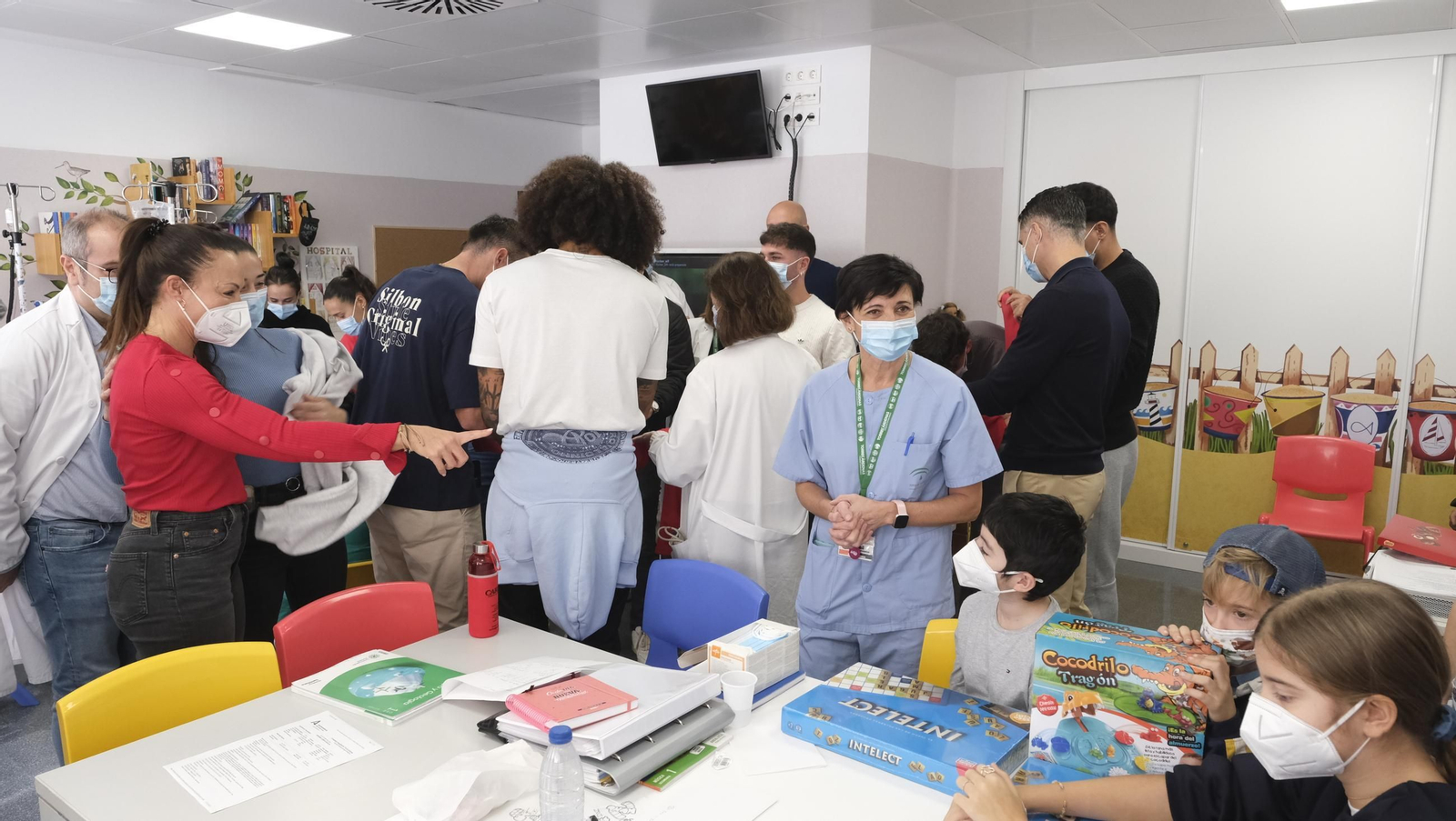 Las imágenes de la visita de los jugadores del Almería a los niños de Torrecárdenas
