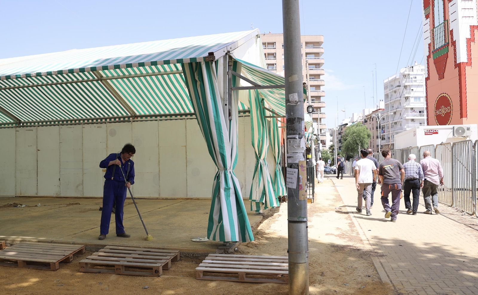 Montaje de la Feria tras el apagón