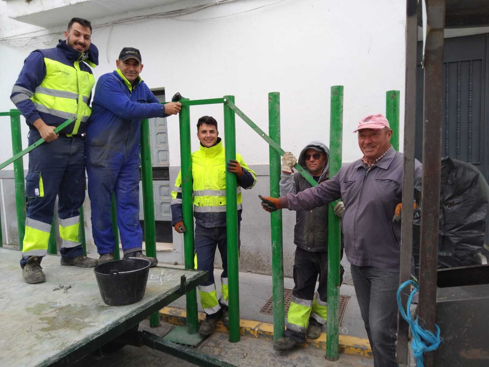 Trabajadores municipales instalan el sistema de protección en una de las calles del recorrido.