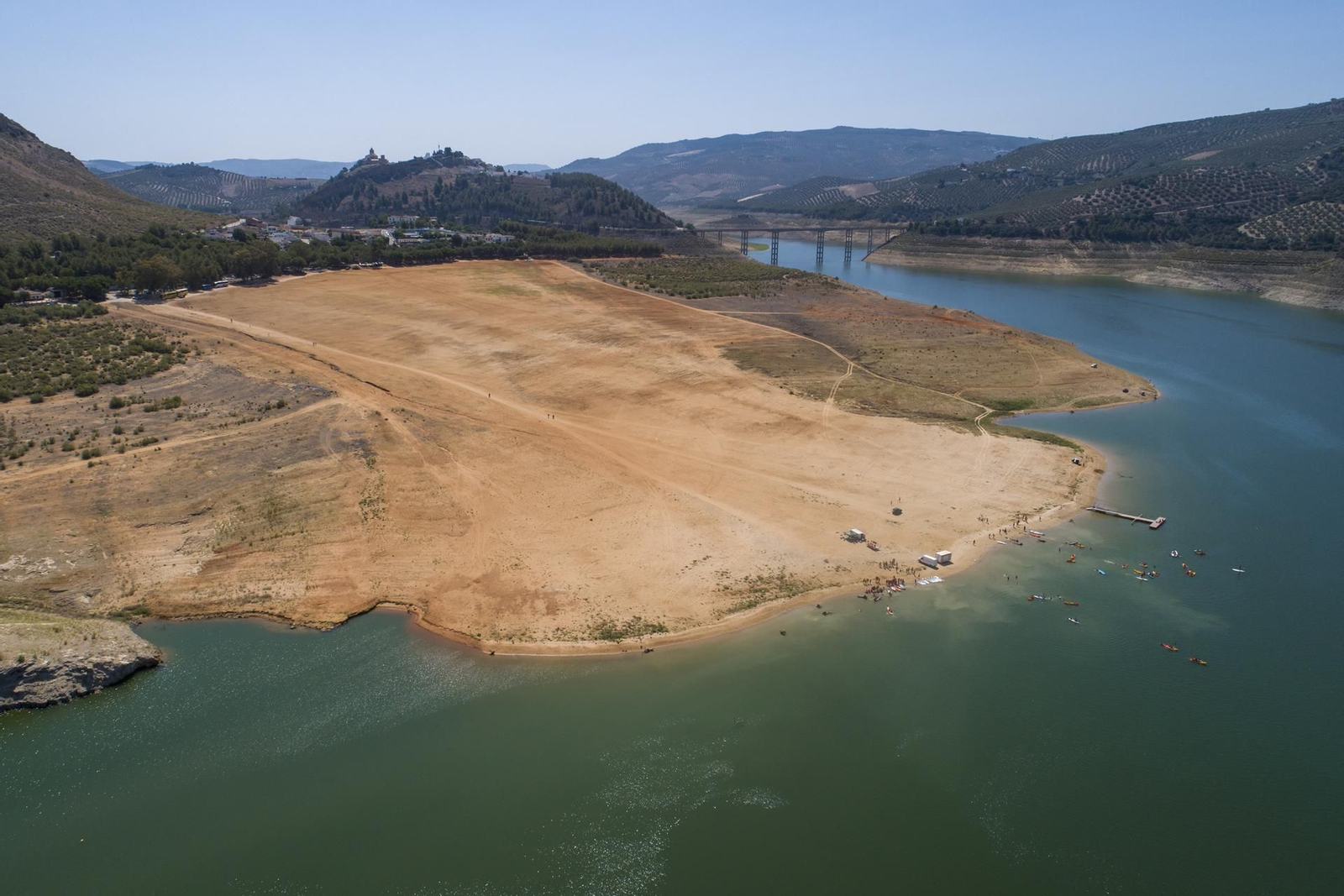 Vista de la playa de Valdearenas en el embalse de Iznájar