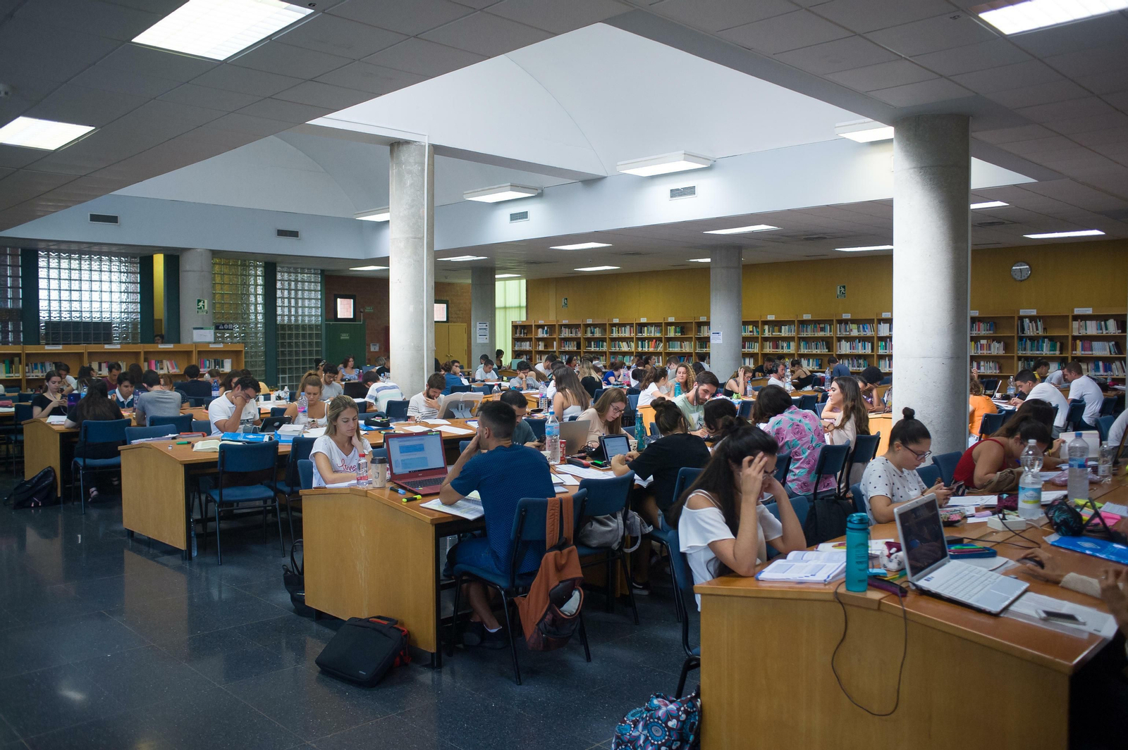 Estudiantes se preparan en la Biblioteca General de la UMA de cara a septiembre.