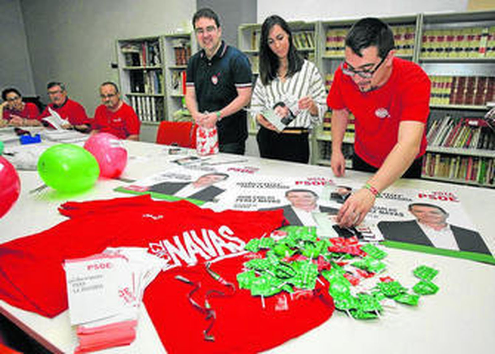 La campaña de las pulseras de Pérez Navas y las chapas artesanas