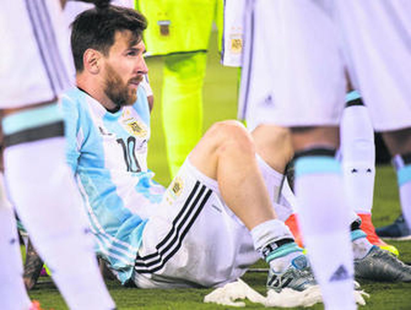 Messi, con la mirada perdida, sentado en el suelo después de caer ante Chile en los penaltis.