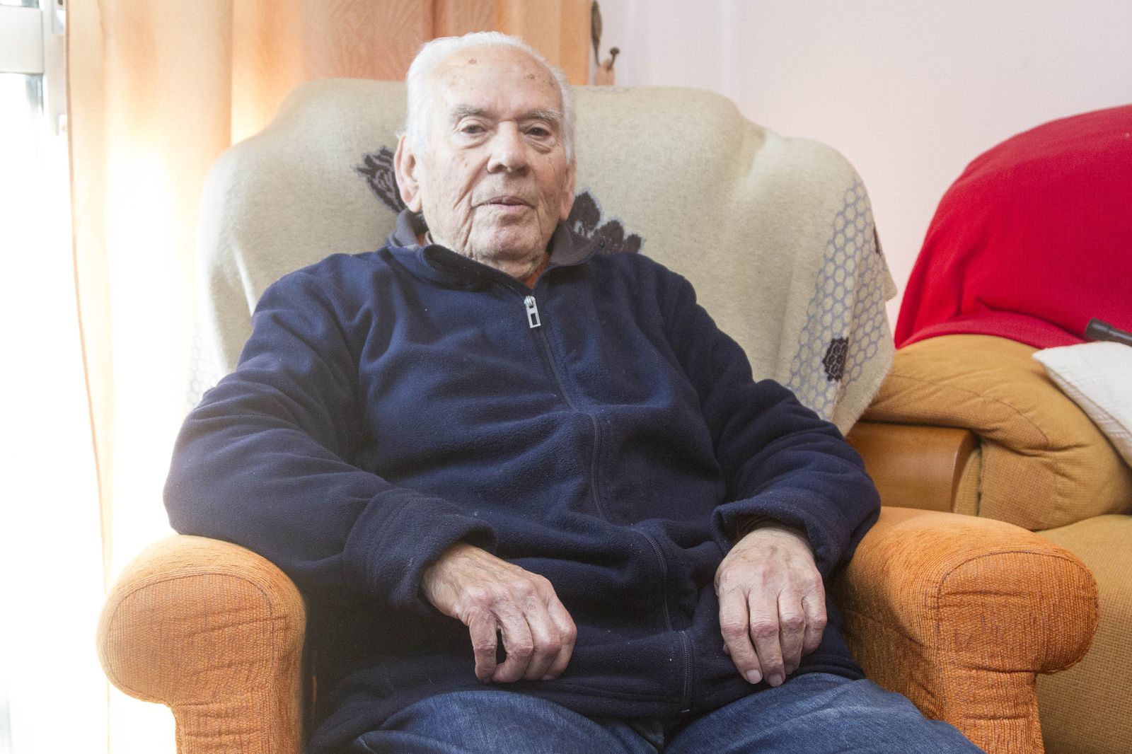 Eugenio López, dos hijos, cinco nietos, en su piso de la barriada Juan XXIII donde vivía en 1979.