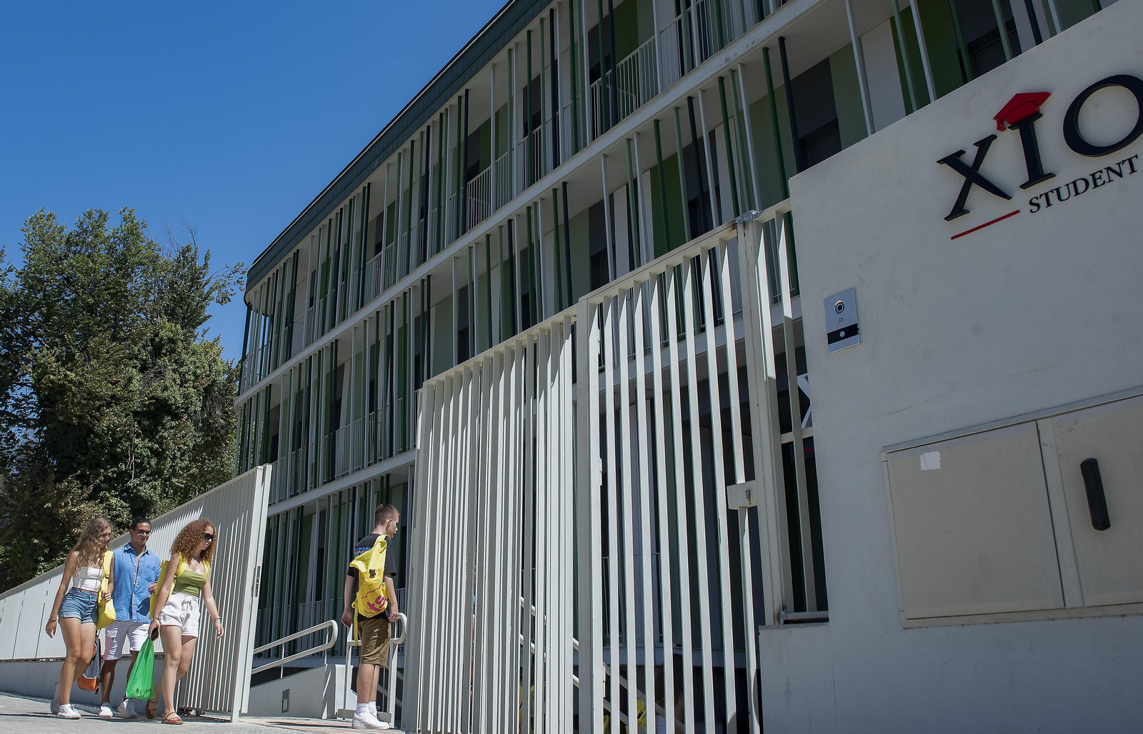 Varios usuarios acceden a la residencia de estudiantes, en el número 17 de la avenida de la Palmera.