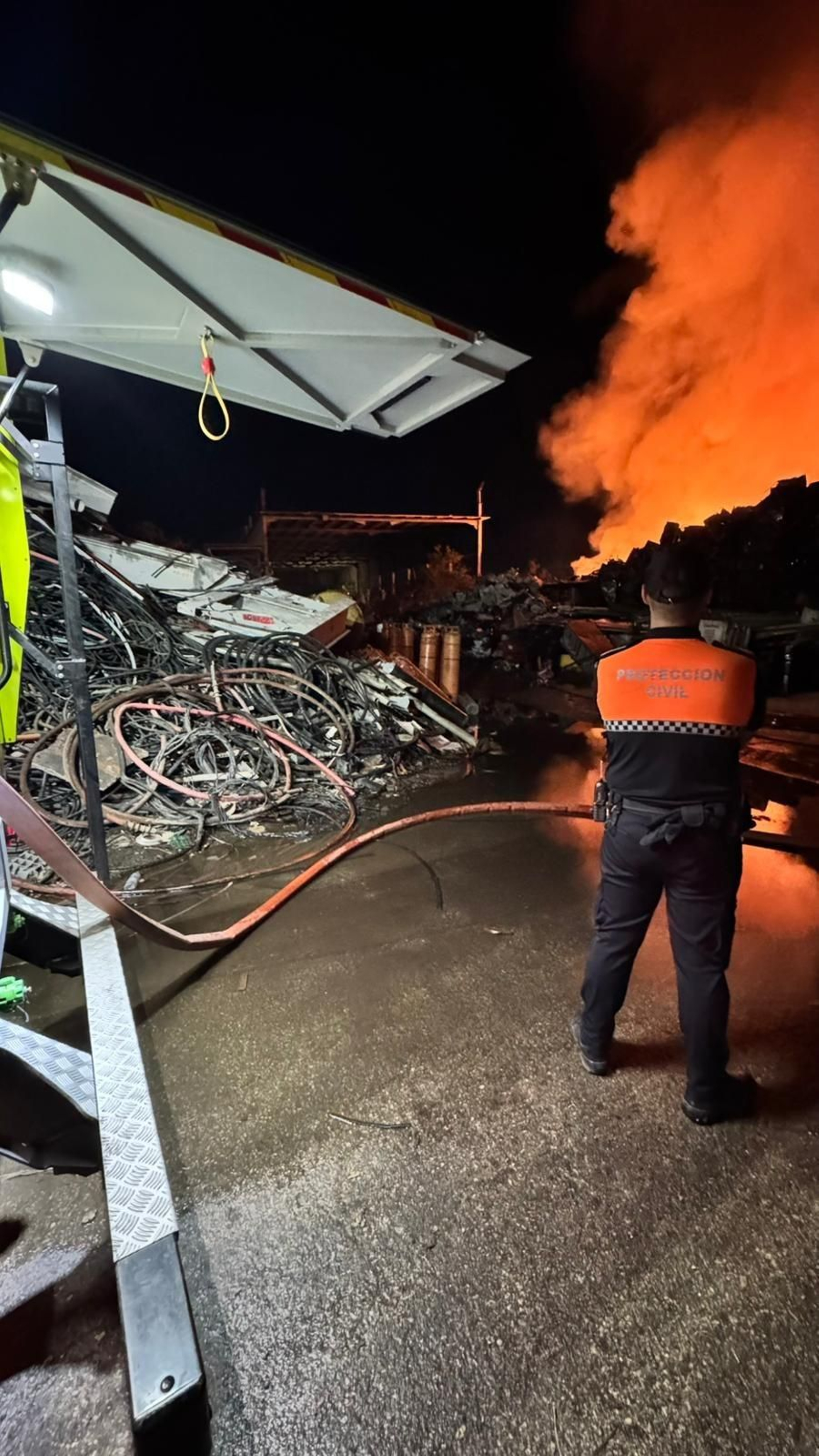 Espectacular incendio en una chatarrería de Jerez