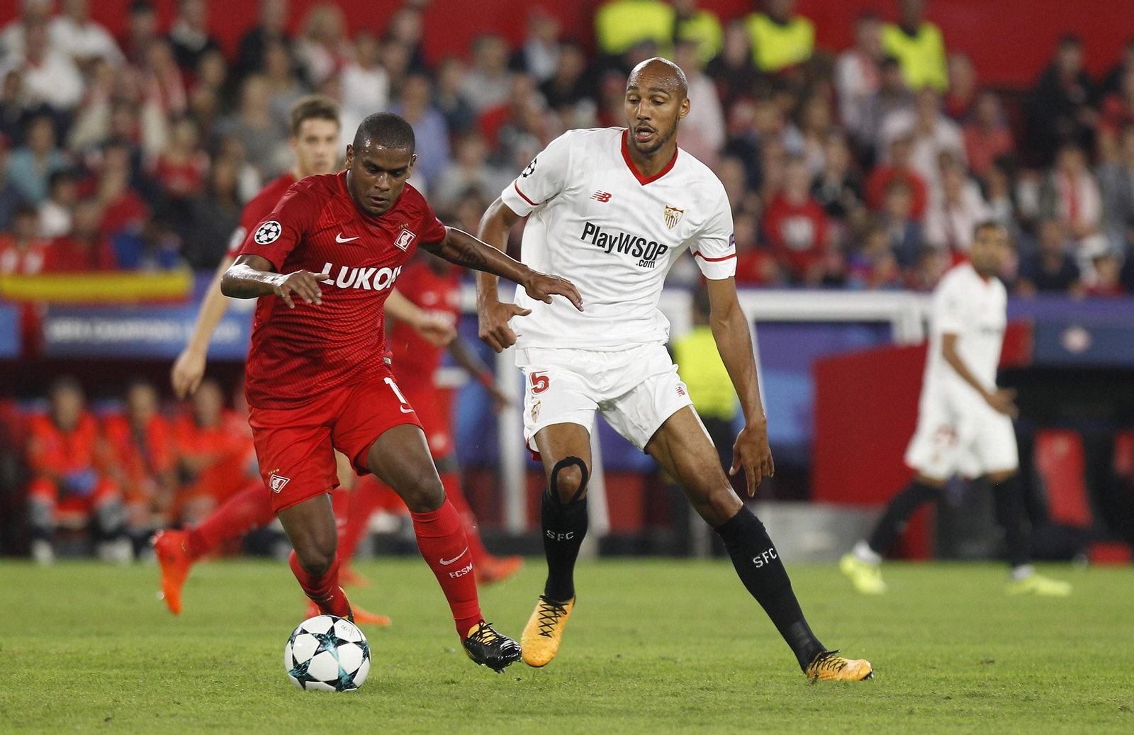 N'Zonzi, que ayer presionó mucho y bien, hostiga a Fernando.