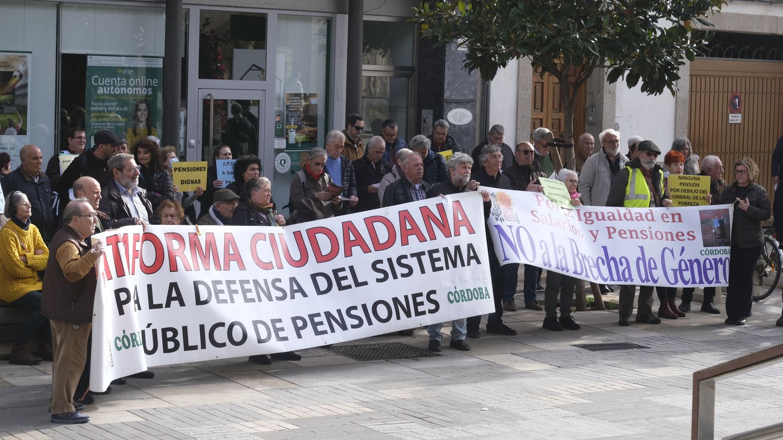 Protesta de los pensionistas en la puerta del Ayuntamiento.