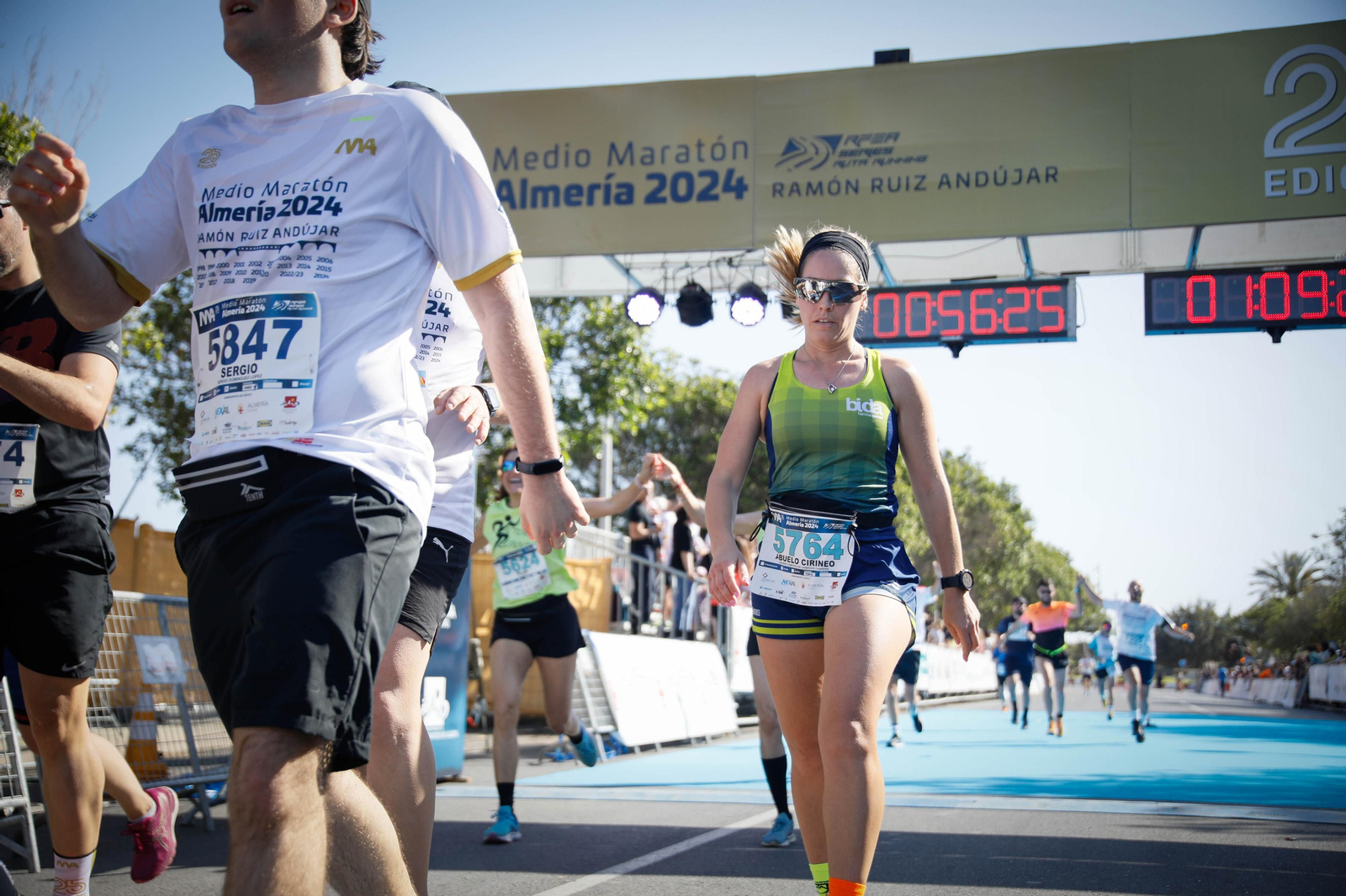 Imágenes de la llegada de la Media maratón Ciudad de Almería