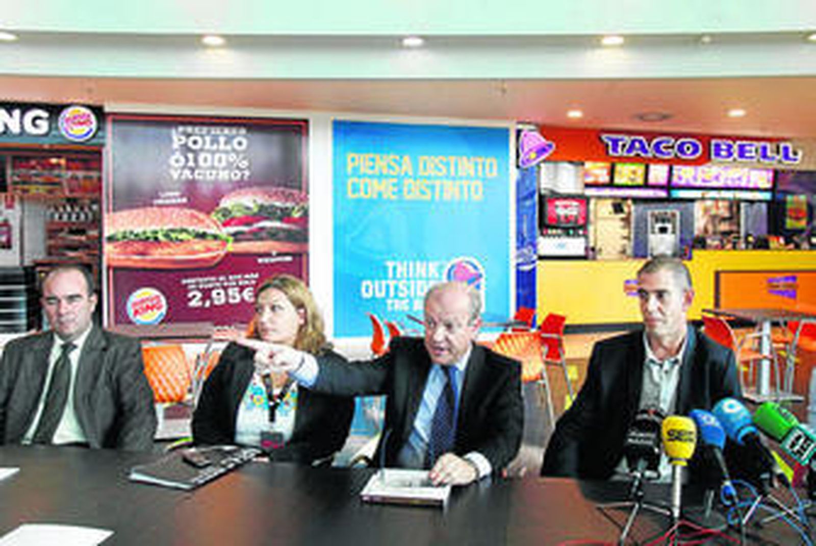 Gonzalo Gamir, director de El Corte Inglés, se dirige a los presentes con los nuevos locales a su espalda.