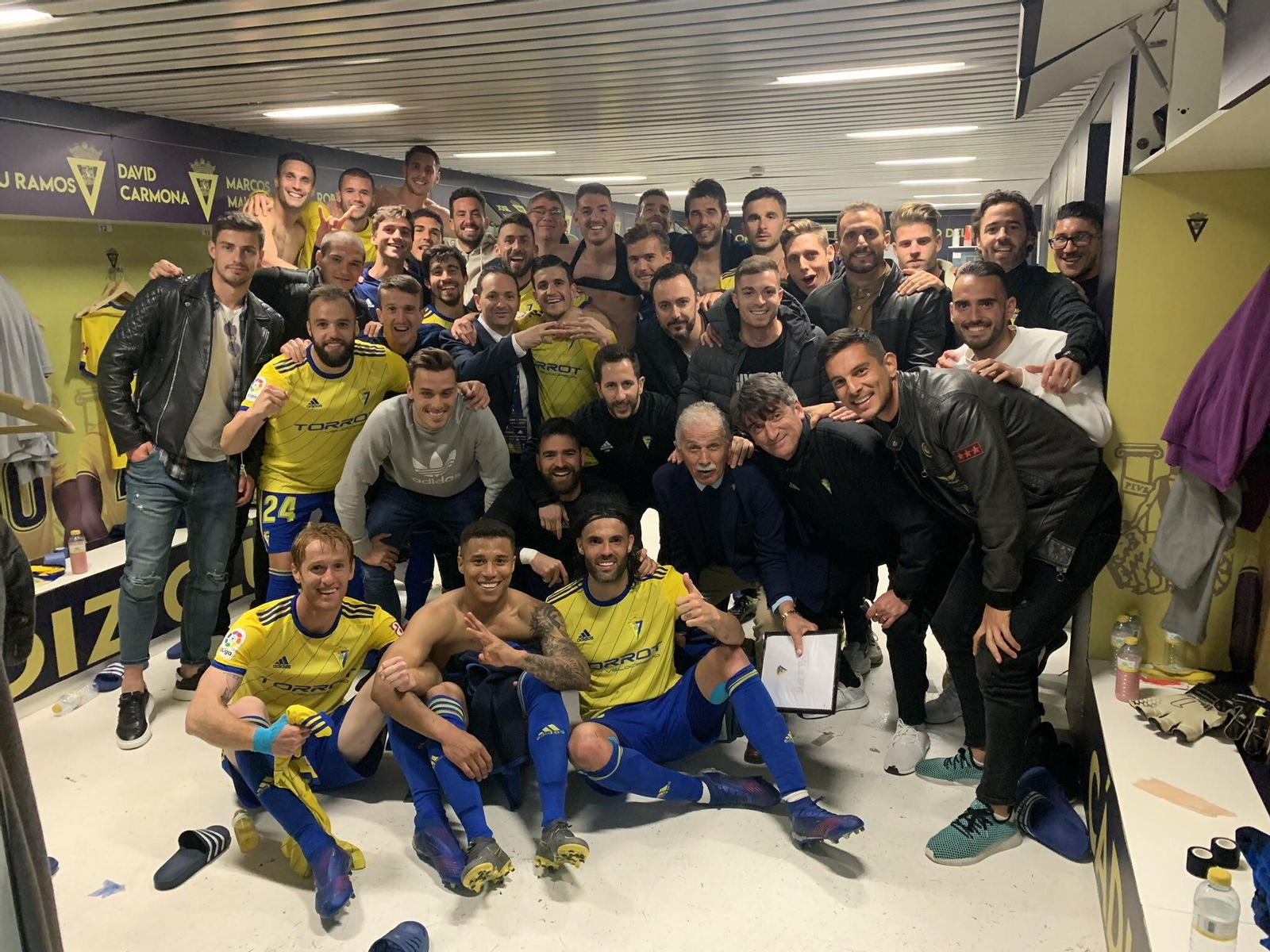 La foto de rigor en el vestuario tras la victoria ante el Albacete.