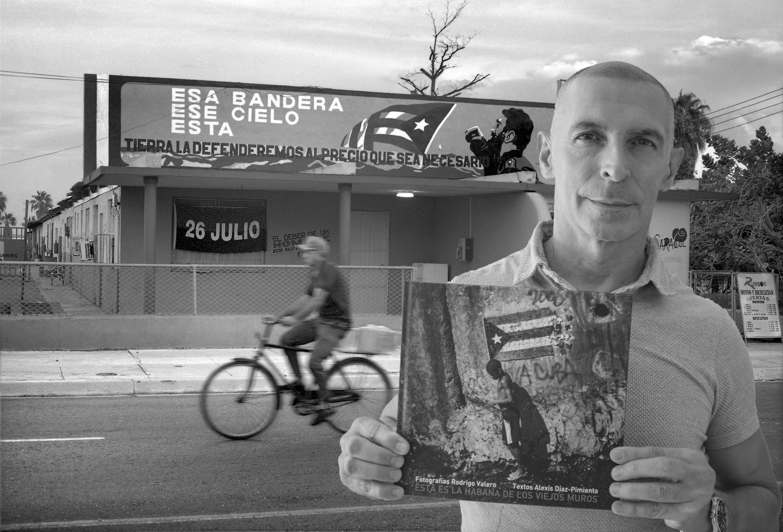 Rodrigo Valero con el libro que reúne sus fotografías sobre La Habana y los poemas y textos de Alexis Díaz Pimienta.